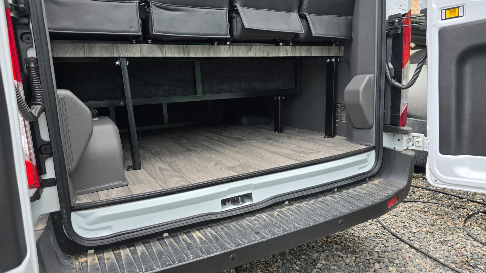 Bagageiro amplo da van da FlexVan para o grupo e as malas