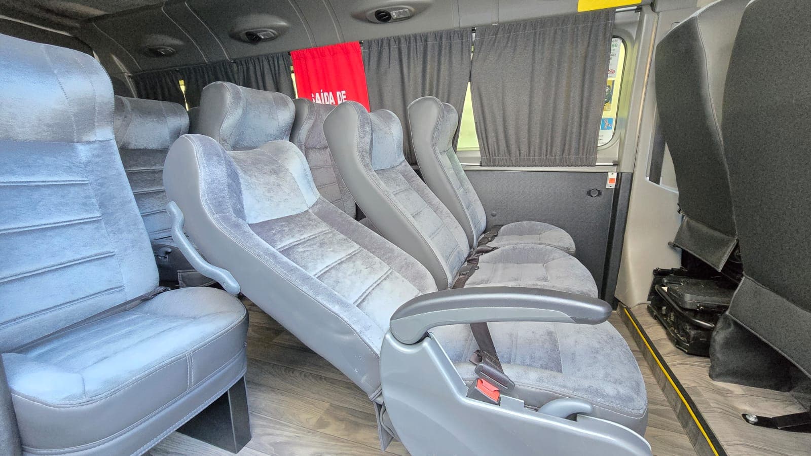 Poltronas reclináveis e interior climatizado da van da FlexVan