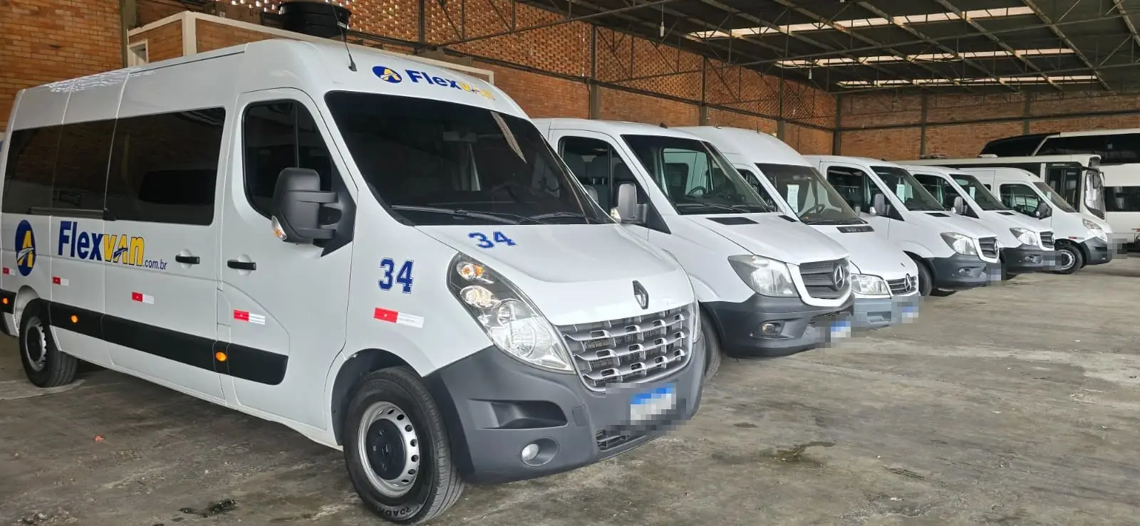 Van executiva nova da FlexVan para aluguel com motorista em Curitiba