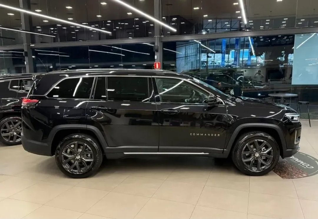 Lateral do SUV executivo preto da FlexVan