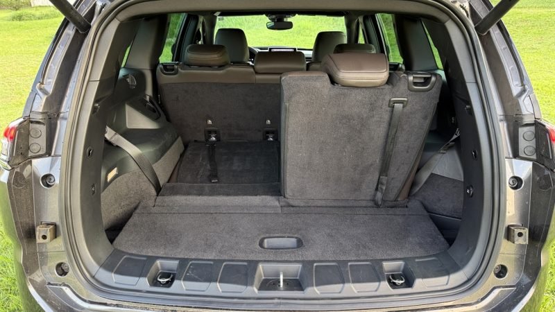 Porta-malas amplo do carro executivo da FlexVan para bagagens