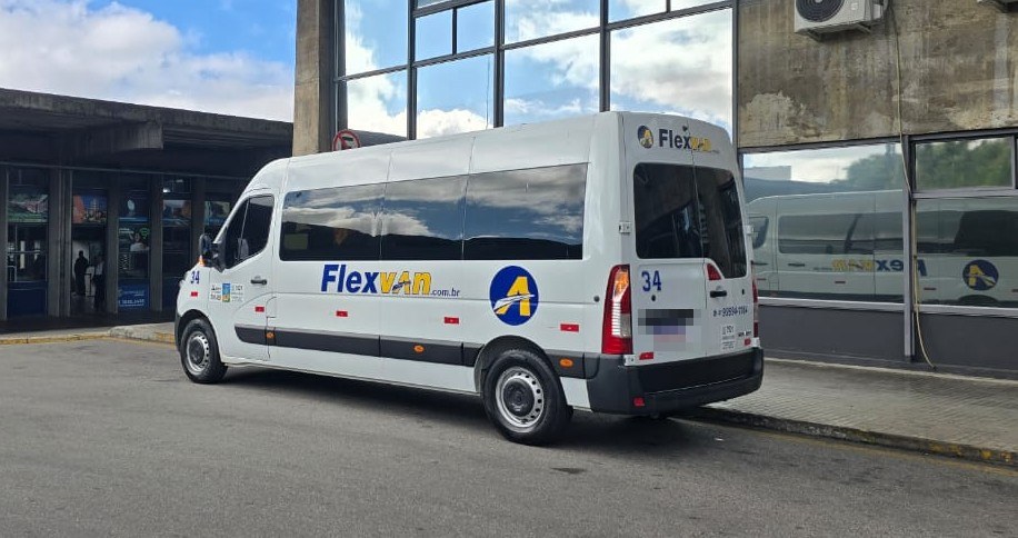 Van de 15 lugares da FlexVan para aluguel em Curitiba