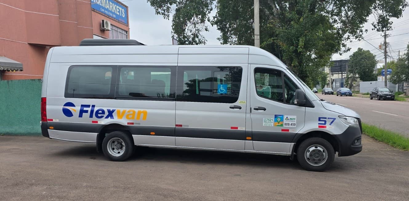 Van de 20 lugares da FlexVan para locação em Curitiba
