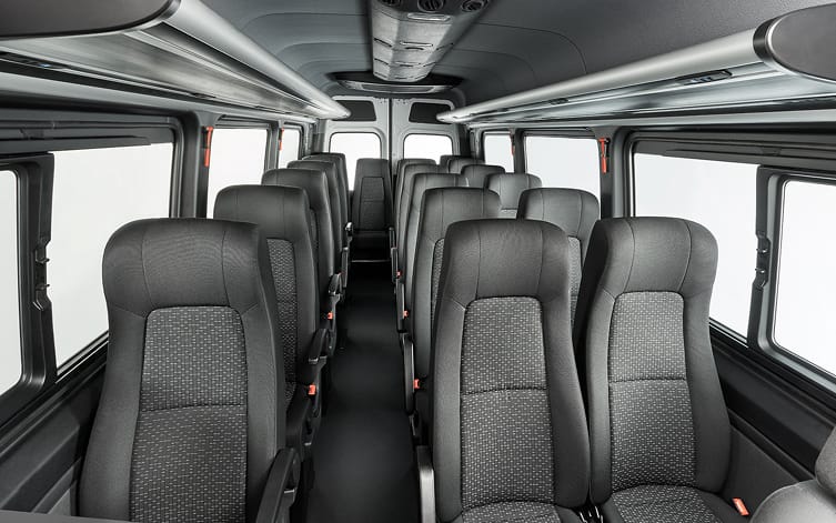 Interior da van de 20 lugares da FlexVan para excursão e transporte de grupo